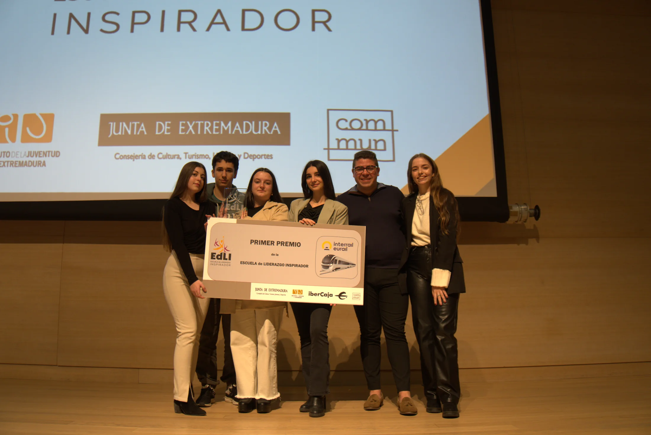 Equipo ganador de la cuarta edición con su reconocimiento